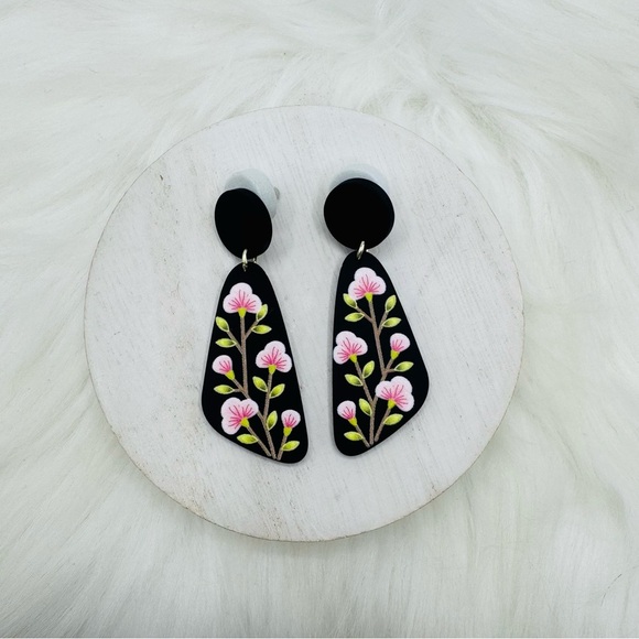 Chic Black Pink Floral Acrylic Dangle Earrings - Picture 3 of 3